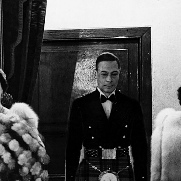 La reine Elizabeth, le roi George VI et leur fille, la princesse Elisabeth au théâtre, le 2 juillet 1946.