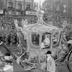 Le carrosse de la reine Elisabeth II d'Angleterre passe par Trafalgar Square, le jour de son couronnement,le 2 juin 1953 à Londres, où se sont massées dans les rues près de trois millions de personnes.
