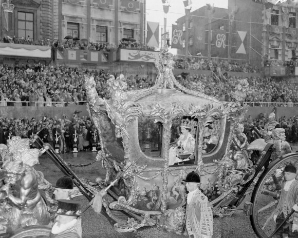 Le carrosse de la reine Elisabeth II d'Angleterre passe par Trafalgar Square, le jour de son couronnement,le 2 juin 1953 à Londres, où se sont massées dans les rues près de trois millions de personnes.
