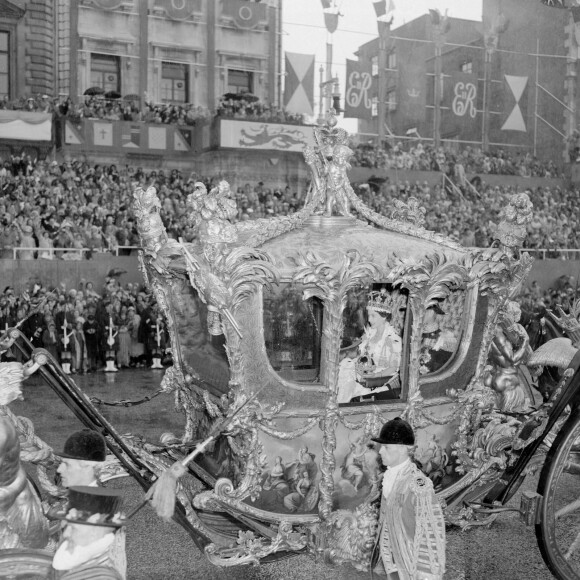 Le carrosse de la reine Elisabeth II d'Angleterre passe par Trafalgar Square, le jour de son couronnement,le 2 juin 1953 à Londres, où se sont massées dans les rues près de trois millions de personnes.