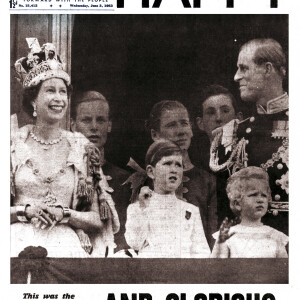 Le prince Philip, duc d'Edimbourg et la reine Elisabeth II d'Angleterre avec leurs enfants la princesse Anne et le prince Charles en couverture du journal Daily Mirror. Le 3 juin 1953