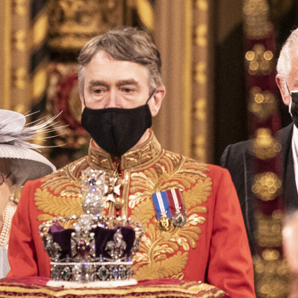 La reine Elisabeth II d'Angleterre, le prince Charles, prince de Galles, Camilla Parker Bowles, duchesse de Cornouailles, et la couronne impériale de l'État - La reine d'Angleterre va prononcer son discours d'ouverture de la session parlementaire à la Chambre des lords au palais de Westminster à Londres, Royaume Uni, le 11 mai 2021.