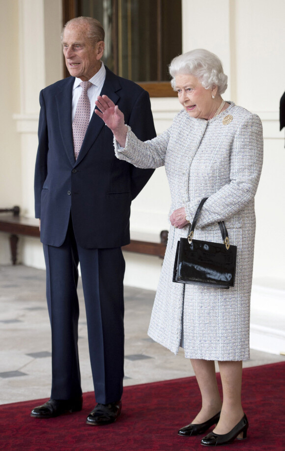 La reine Elisabeth II d'Angleterre et le prince Philip, duc d'Edimbourg, saluent le président de la république de Singapour Tony Tan Keng Yam et sa femme sur le perron du palais de Buckingham à Londres. Le 23 octobre 2014