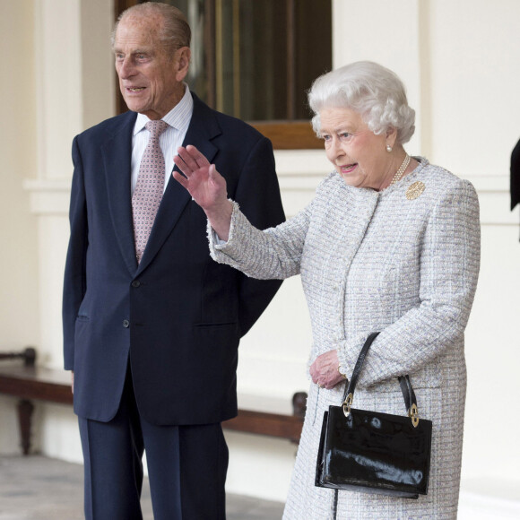 La reine Elisabeth II d'Angleterre et le prince Philip, duc d'Edimbourg, saluent le président de la république de Singapour Tony Tan Keng Yam et sa femme sur le perron du palais de Buckingham à Londres. Le 23 octobre 2014