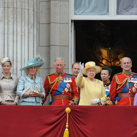 Elizabeth II et le reste de la famille royale au balcon de Buckingham en 2012. 