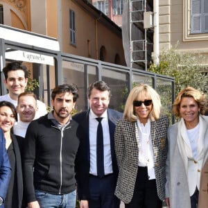 Didier Deschamps, Christian Estrosi, le maire de Nice, Brigitte Macron, Laura Tenoudji Estrosi, Anne Barrère, Vice-présidente de la Fondation Hôpitaux de Paris-Hôpitaux de France, et le staff du restaurant Carmella où ils ont déjeuné avant la clôture nationale de l'opération Pièces Jaunes 2022, sur la colline du Château à Nice, le 4 février 2022. La Fondation Hôpitaux de Paris-Hôpitaux de France organise chaque année l'opération Pièces Jaunes, une collecte de fonds en faveur des enfants et adolescents hospitalisés. Depuis 1989, l'opération Pièces Jaunes a déjà aidé les équipes soignantes et médicales à concrétiser près de 15000 projets au bénéfice des patients, des soignants et des aidants et 6500 projets au profit des personnes âgées. © Bruno Bebert / Bestimage 