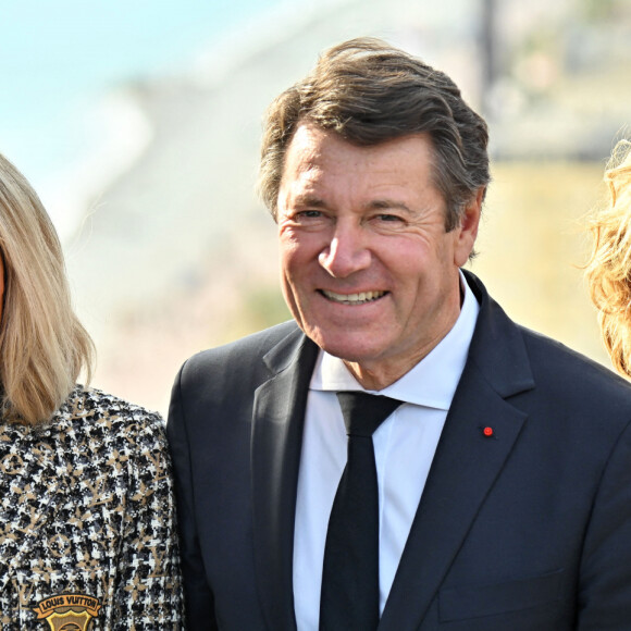 Brigitte Macron, Christian Estrosi, le maire de Nice, et Laura Tenoudji Estrosi durant la clôture nationale de l'opération Pièces Jaunes 2022, sur la colline du Château à Nice, le 4 février 2022. La Fondation Hôpitaux de Paris-Hôpitaux de France organise chaque année l'opération Pièces Jaunes, une collecte de fonds en faveur des enfants et adolescents hospitalisés. Depuis 1989, l'opération Pièces Jaunes a déjà aidé les équipes soignantes et médicales à concrétiser près de 15000 projets au bénéfice des patients, des soignants et des aidants et 6500 projets au profit des personnes âgées. © Bruno Bebert / Bestimage 