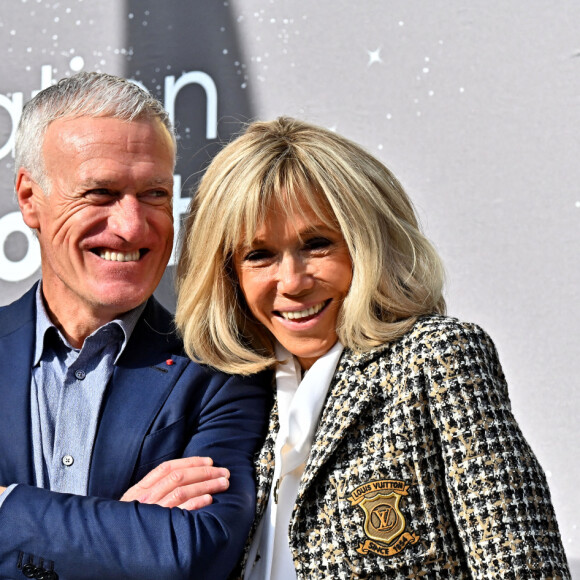 Brigitte Macron et Didier Deschamps durant la clôture nationale de l'opération Pièces Jaunes 2022, sur la colline du Château à Nice, le 4 février 2022. La Fondation Hôpitaux de Paris-Hôpitaux de France organise chaque année l'opération Pièces Jaunes, une collecte de fonds en faveur des enfants et adolescents hospitalisés. Depuis 1989, l'opération Pièces Jaunes a déjà aidé les équipes soignantes et médicales à concrétiser près de 15000 projets au bénéfice des patients, des soignants et des aidants et 6500 projets au profit des personnes âgées. © Bruno Bebert / Bestimage