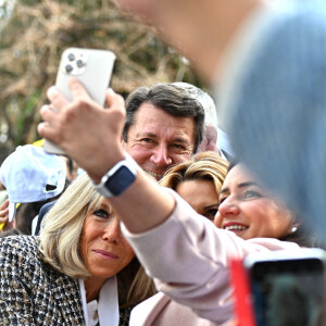 Brigitte Macron, Christian Estrosi, le maire de Nice, et Laura Tenoudji Estrosi durant la clôture nationale de l'opération Pièces Jaunes 2022, sur la colline du Château à Nice, le 4 février 2022. La Fondation Hôpitaux de Paris-Hôpitaux de France organise chaque année l'opération Pièces Jaunes, une collecte de fonds en faveur des enfants et adolescents hospitalisés. Depuis 1989, l'opération Pièces Jaunes a déjà aidé les équipes soignantes et médicales à concrétiser près de 15000 projets au bénéfice des patients, des soignants et des aidants et 6500 projets au profit des personnes âgées. © Bruno Bebert / Bestimage