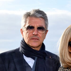 Bernard Gonzalez, le préfet des Alpes-Maritimes, et Brigitte Macron durant la clôture nationale de l'opération Pièces Jaunes 2022, sur la colline du Château à Nice, le 4 février 2022. La Fondation Hôpitaux de Paris-Hôpitaux de France organise chaque année l'opération Pièces Jaunes, une collecte de fonds en faveur des enfants et adolescents hospitalisés. Depuis 1989, l'opération Pièces Jaunes a déjà aidé les équipes soignantes et médicales à concrétiser près de 15000 projets au bénéfice des patients, des soignants et des aidants et 6500 projets au profit des personnes âgées. © Bruno Bebert / Bestimage