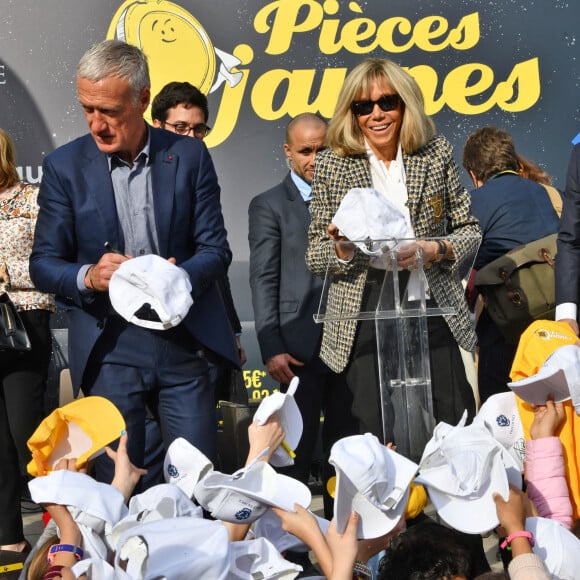 Brigitte Macron et Didier Deschamps durant la clôture nationale de l'opération Pièces Jaunes 2022, sur la colline du Château à Nice, le 4 février 2022. La Fondation Hôpitaux de Paris-Hôpitaux de France organise chaque année l'opération Pièces Jaunes, une collecte de fonds en faveur des enfants et adolescents hospitalisés. Depuis 1989, l'opération Pièces Jaunes a déjà aidé les équipes soignantes et médicales à concrétiser près de 15000 projets au bénéfice des patients, des soignants et des aidants et 6500 projets au profit des personnes âgées. © Bruno Bebert / Bestimage