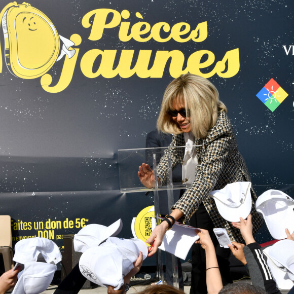 Brigitte Macron durant la clôture nationale de l'opération Pièces Jaunes 2022, sur la colline du Château à Nice, le 4 février 2022. La Fondation Hôpitaux de Paris-Hôpitaux de France organise chaque année l'opération Pièces Jaunes, une collecte de fonds en faveur des enfants et adolescents hospitalisés. Depuis 1989, l'opération Pièces Jaunes a déjà aidé les équipes soignantes et médicales à concrétiser près de 15000 projets au bénéfice des patients, des soignants et des aidants et 6500 projets au profit des personnes âgées. © Bruno Bebert / Bestimage