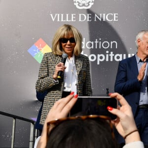 Brigitte Macron et Didier Deschamps durant la clôture nationale de l'opération Pièces Jaunes 2022, sur la colline du Château à Nice, le 4 février 2022. La Fondation Hôpitaux de Paris-Hôpitaux de France organise chaque année l'opération Pièces Jaunes, une collecte de fonds en faveur des enfants et adolescents hospitalisés. Depuis 1989, l'opération Pièces Jaunes a déjà aidé les équipes soignantes et médicales à concrétiser près de 15000 projets au bénéfice des patients, des soignants et des aidants et 6500 projets au profit des personnes âgées. © Bruno Bebert / Bestimage