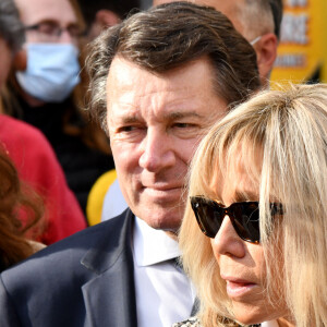 Christian Estrosi, le maire de Nice, et Brigitte Macron durant la clôture nationale de l'opération Pièces Jaunes 2022, sur la colline du Château à Nice, le 4 février 2022. La Fondation Hôpitaux de Paris-Hôpitaux de France organise chaque année l'opération Pièces Jaunes, une collecte de fonds en faveur des enfants et adolescents hospitalisés. Depuis 1989, l'opération Pièces Jaunes a déjà aidé les équipes soignantes et médicales à concrétiser près de 15000 projets au bénéfice des patients, des soignants et des aidants et 6500 projets au profit des personnes âgées. © Bruno Bebert / Bestimage