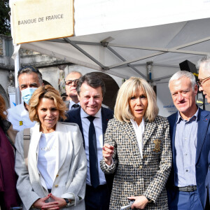 Christian Estrosi, le maire de Nice, Laura Tenoudji Estrosi, Brigitte Macron et Didier Deschamps durant la clôture nationale de l'opération Pièces Jaunes 2022, sur la colline du Château à Nice, le 4 février 2022. La Fondation Hôpitaux de Paris-Hôpitaux de France organise chaque année l'opération Pièces Jaunes, une collecte de fonds en faveur des enfants et adolescents hospitalisés. Depuis 1989, l'opération Pièces Jaunes a déjà aidé les équipes soignantes et médicales à concrétiser près de 15000 projets au bénéfice des patients, des soignants et des aidants et 6500 projets au profit des personnes âgées. © Bruno Bebert / Bestimage