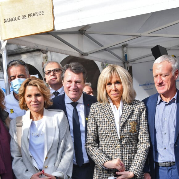 Christian Estrosi, le maire de Nice, Laura Tenoudji Estrosi, Brigitte Macron et Didier Deschamps durant la clôture nationale de l'opération Pièces Jaunes 2022, sur la colline du Château à Nice, le 4 février 2022. La Fondation Hôpitaux de Paris-Hôpitaux de France organise chaque année l'opération Pièces Jaunes, une collecte de fonds en faveur des enfants et adolescents hospitalisés. Depuis 1989, l'opération Pièces Jaunes a déjà aidé les équipes soignantes et médicales à concrétiser près de 15000 projets au bénéfice des patients, des soignants et des aidants et 6500 projets au profit des personnes âgées. © Bruno Bebert / Bestimage