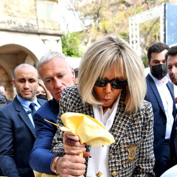 Brigitte Macron et Didier Deschamps durant la clôture nationale de l'opération Pièces Jaunes 2022, sur la colline du Château à Nice, le 4 février 2022. La Fondation Hôpitaux de Paris-Hôpitaux de France organise chaque année l'opération Pièces Jaunes, une collecte de fonds en faveur des enfants et adolescents hospitalisés. Depuis 1989, l'opération Pièces Jaunes a déjà aidé les équipes soignantes et médicales à concrétiser près de 15000 projets au bénéfice des patients, des soignants et des aidants et 6500 projets au profit des personnes âgées. © Bruno Bebert / Bestimage