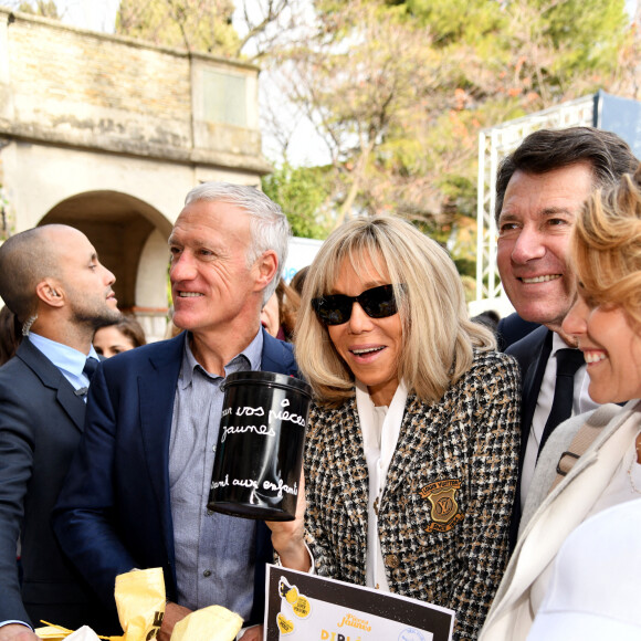 Didier Deschamps, Brigitte Macron, Christian Estrosi, le maire de Nice, et Laura Tenoudji Estrosi durant la clôture nationale de l'opération Pièces Jaunes 2022, sur la colline du Château à Nice, le 4 février 2022. La Fondation Hôpitaux de Paris-Hôpitaux de France organise chaque année l'opération Pièces Jaunes, une collecte de fonds en faveur des enfants et adolescents hospitalisés. Depuis 1989, l'opération Pièces Jaunes a déjà aidé les équipes soignantes et médicales à concrétiser près de 15000 projets au bénéfice des patients, des soignants et des aidants et 6500 projets au profit des personnes âgées. © Bruno Bebert / Bestimage