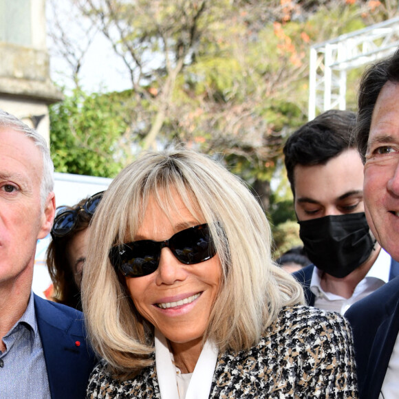 Brigitte Macron, Didier Deschamps et Christian Estrosi, le maire de Nice, durant la clôture nationale de l'opération Pièces Jaunes 2022, sur la colline du Château à Nice, le 4 février 2022. La Fondation Hôpitaux de Paris-Hôpitaux de France organise chaque année l'opération Pièces Jaunes, une collecte de fonds en faveur des enfants et adolescents hospitalisés. Depuis 1989, l'opération Pièces Jaunes a déjà aidé les équipes soignantes et médicales à concrétiser près de 15000 projets au bénéfice des patients, des soignants et des aidants et 6500 projets au profit des personnes âgées. © Bruno Bebert / Bestimage