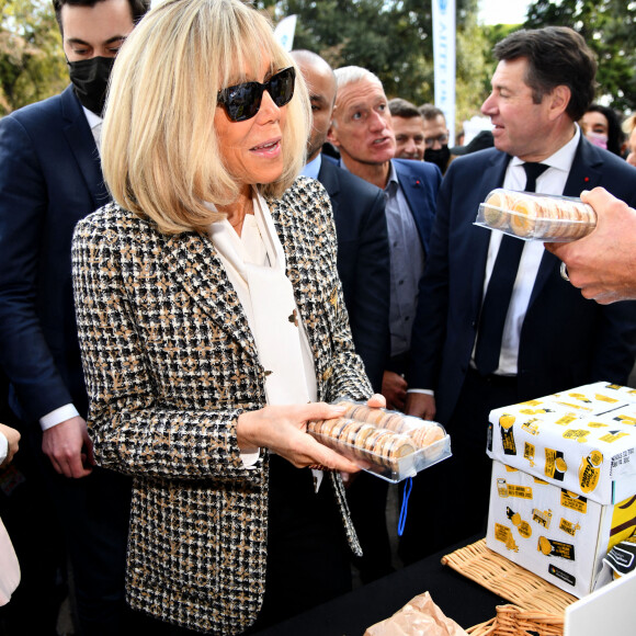 Brigitte Macron, Didier Deschamps et Christian Estrosi, le maire de Nice, durant la clôture nationale de l'opération Pièces Jaunes 2022, sur la colline du Château à Nice, le 4 février 2022. La Fondation Hôpitaux de Paris-Hôpitaux de France organise chaque année l'opération Pièces Jaunes, une collecte de fonds en faveur des enfants et adolescents hospitalisés. Depuis 1989, l'opération Pièces Jaunes a déjà aidé les équipes soignantes et médicales à concrétiser près de 15000 projets au bénéfice des patients, des soignants et des aidants et 6500 projets au profit des personnes âgées. © Bruno Bebert / Bestimage