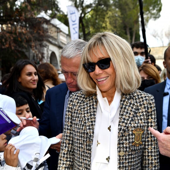 Brigitte Macron et Didier Deschamps durant la clôture nationale de l'opération Pièces Jaunes 2022, sur la colline du Château à Nice, le 4 février 2022. La Fondation Hôpitaux de Paris-Hôpitaux de France organise chaque année l'opération Pièces Jaunes, une collecte de fonds en faveur des enfants et adolescents hospitalisés. Depuis 1989, l'opération Pièces Jaunes a déjà aidé les équipes soignantes et médicales à concrétiser près de 15000 projets au bénéfice des patients, des soignants et des aidants et 6500 projets au profit des personnes âgées. © Bruno Bebert / Bestimage