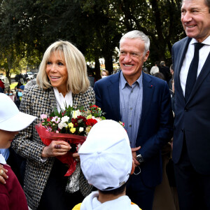 Brigitte Macron, Didier Deschamps et Christian Estrosi, le maire de Nice, durant la clôture nationale de l'opération Pièces Jaunes 2022, sur la colline du Château à Nice, le 4 février 2022. La Fondation Hôpitaux de Paris-Hôpitaux de France organise chaque année l'opération Pièces Jaunes, une collecte de fonds en faveur des enfants et adolescents hospitalisés. Depuis 1989, l'opération Pièces Jaunes a déjà aidé les équipes soignantes et médicales à concrétiser près de 15000 projets au bénéfice des patients, des soignants et des aidants et 6500 projets au profit des personnes âgées. © Bruno Bebert / Bestimage