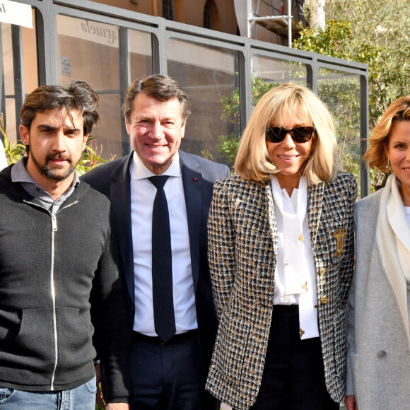 Didier Deschamps, Christian Estrosi, le maire de Nice, Brigitte Macron, Laura Tenoudji Estrosi, Anne Barrère, Vice-présidente de la Fondation Hôpitaux de Paris-Hôpitaux de France, et le staff du restaurant Carmella où ils ont déjeuné avant la clôture nationale de l'opération Pièces Jaunes 2022, sur la colline du Château à Nice, le 4 février 2022. La Fondation Hôpitaux de Paris-Hôpitaux de France organise chaque année l'opération Pièces Jaunes, une collecte de fonds en faveur des enfants et adolescents hospitalisés. Depuis 1989, l'opération Pièces Jaunes a déjà aidé les équipes soignantes et médicales à concrétiser près de 15000 projets au bénéfice des patients, des soignants et des aidants et 6500 projets au profit des personnes âgées. © Bruno Bebert / Bestimage