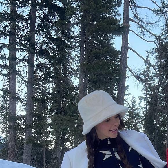 Nabilla et Thomas Vergara avec Milann au ski