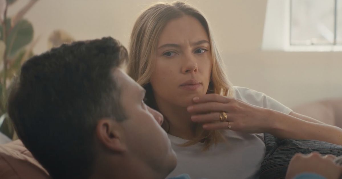 Scarlett Johansson et son mari Colin Jost totalement décalés : cette vidéo du couple fait le buzz ! Scarlett Johansson et son mari Colin Jost totalement décalés : cette vidéo du couple fait le buzz !