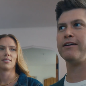 Scarlett Johansson et son compagnon Colin Jost sont les héros d'une nouvelle publicité Amazon pour le Super Bowl.