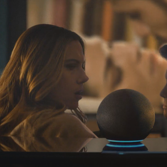 Scarlett Johansson et son compagnon Colin Jost sont les héros d'une nouvelle publicité Amazon pour le Super Bowl.