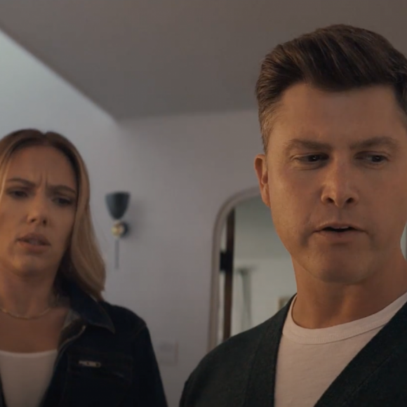 Scarlett Johansson et son compagnon Colin Jost sont les héros d'une nouvelle publicité Amazon pour le Super Bowl.