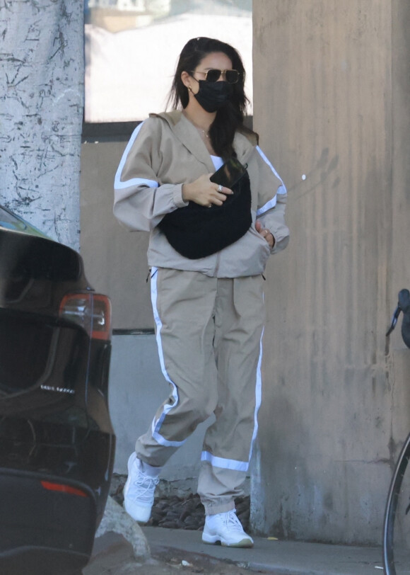 Exclusif - Shay Mitchell avec son compagnon Matte Babel récupèrent leur déjeuner à emporter chez Little Dom's lors d'une promenade avec leur chien à Los Feliz, Los Angeles, Californie, Etats-Unis, le 5 février 2022.