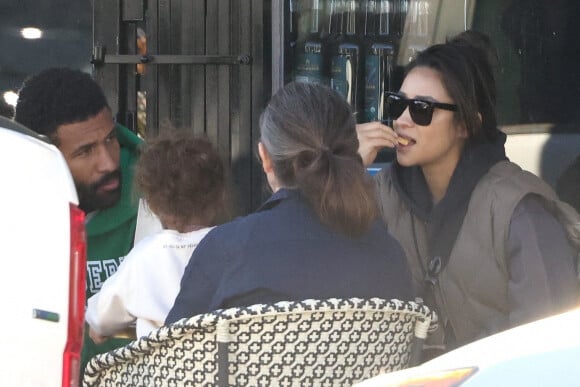 Exclusif - Shay Mitchell avec son compagnon Matte Babel et leur fille Atlas, déjeunent en terrasse à Silver Lake. Los Angeles, le 30 janvier 2022. Merci de flouter le visage des enfants avant publication