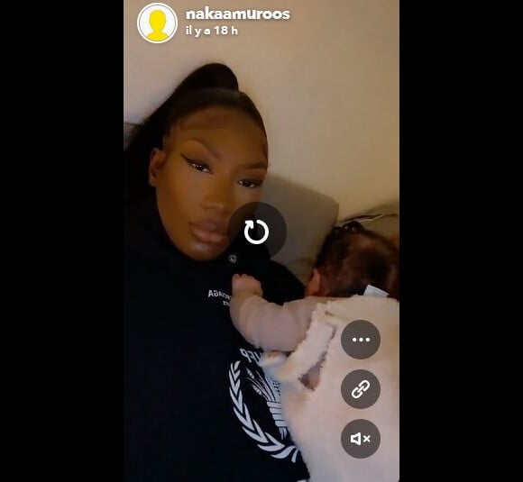 Aya Nakamura pose avec son bébé sur Snapchat. Février 2022.