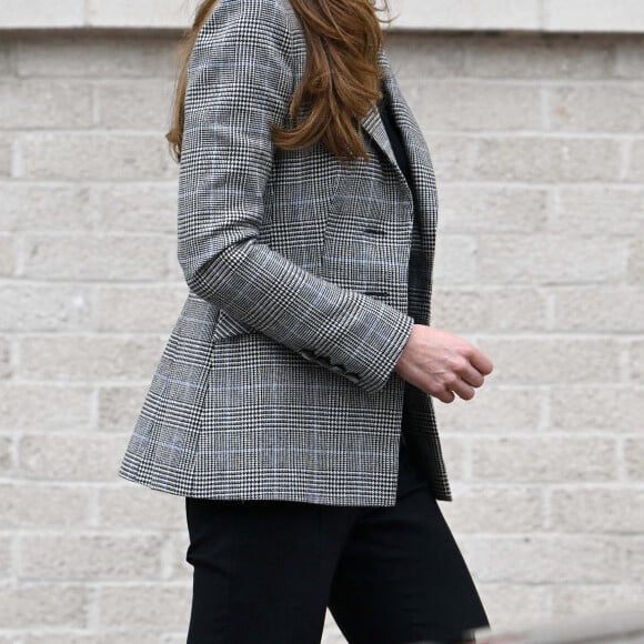 Catherine (Kate) Middleton, duchesse de Cambridge, arrive pour une visite au PACT (Parents and Children Together) dans le quartier de Southwark à Londres, Royaume Uni, le 8 févrizer 2022, pour en savoir plus sur la façon dont les communautés peuvent soutenir les parents et leurs familles dans leur bien-être mental et améliorer la santé et le développement des jeunes enfants.