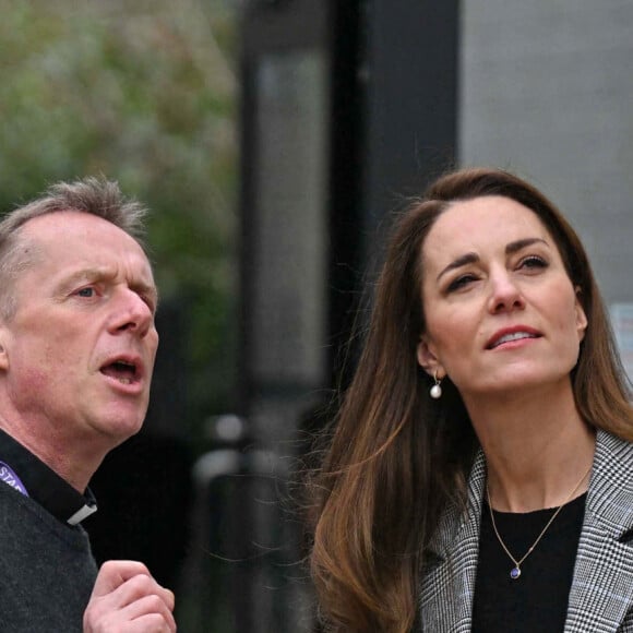 Catherine (Kate) Middleton, duchesse de Cambridge, arrive pour une visite au PACT (Parents and Children Together) dans le quartier de Southwark à Londres, Royaume Uni, le 8 févrizer 2022, pour en savoir plus sur la façon dont les communautés peuvent soutenir les parents et leurs familles dans leur bien-être mental et améliorer la santé et le développement des jeunes enfants.