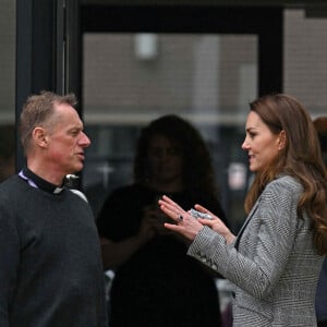 Catherine (Kate) Middleton, duchesse de Cambridge, arrive pour une visite au PACT (Parents and Children Together) dans le quartier de Southwark à Londres, Royaume Uni, le 8 févrizer 2022, pour en savoir plus sur la façon dont les communautés peuvent soutenir les parents et leurs familles dans leur bien-être mental et améliorer la santé et le développement des jeunes enfants.