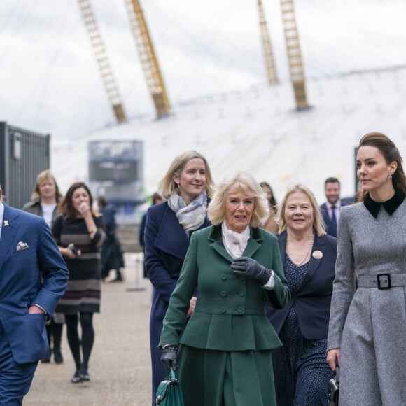 Le prince Charles, prince de Galles, Camilla Parker Bowles, duchesse de Cornouailles, et Catherine (Kate) Middleton, duchesse de Cambridge, arrivent pour une visite à la fondation Trinity Buoy Wharf, un site de formation pour les arts et la culture à Londres, Royaume Uni, le jeudi 3 février 2022.