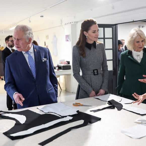 Le prince Charles, prince de Galles, Camilla Parker Bowles, duchesse de Cornouailles, et Catherine (Kate) Middleton, duchesse de Cambridge, arrivent pour une visite à la fondation Trinity Buoy Wharf, un site de formation pour les arts et la culture à Londres, Royaume Uni, le jeudi 3 février 2022.