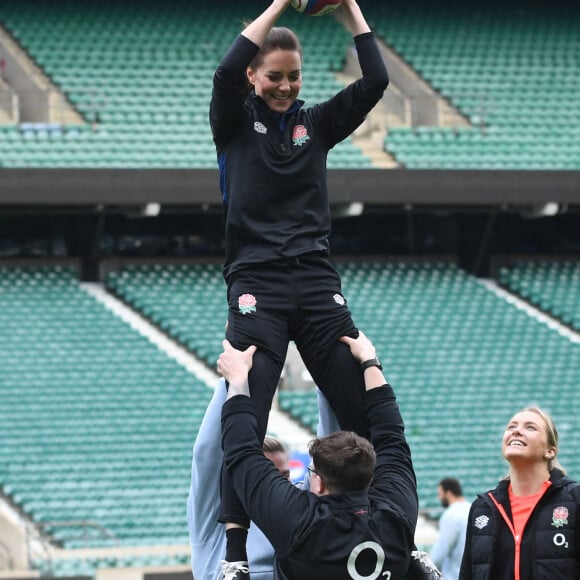 Catherine (Kate) Middleton, duchesse de Cambridge, participe à l'entraînement de rugby au stade de Twickenham à Londres en sa qualité de nouvelle marraine des Rugby Football Union et de la Rugby Football League, le 2 février 2022.