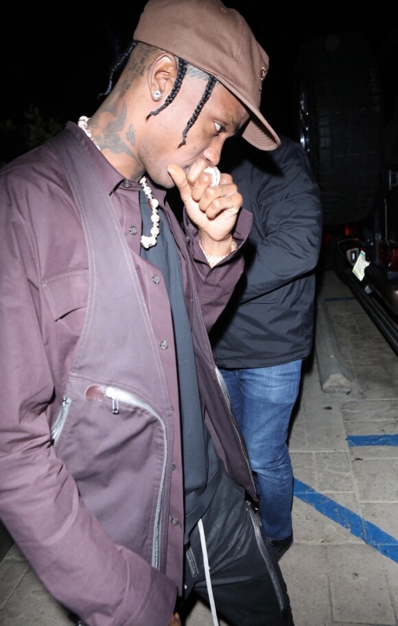Travis Scott va dîner au restaurant Nobu à Malibu le 7 février 2022.