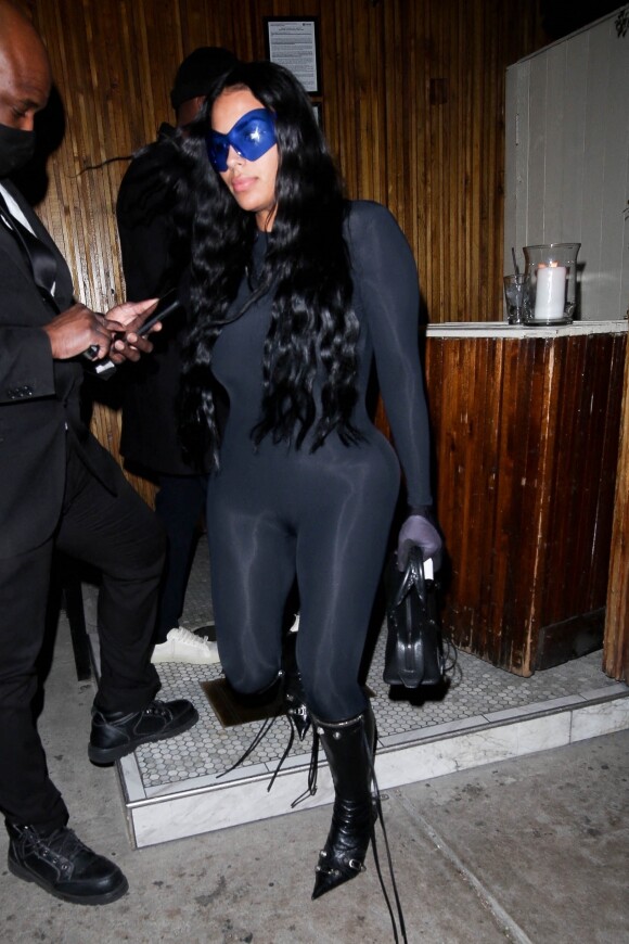 Chaney Jones, la copie de K. Kardashian, à la sortie du club "The Nice Guy" à Los Angeles, le 7 février 2022.