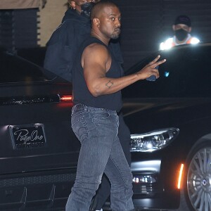 Kanye West (ye) et Chaney Jones, la copie de K. Kardashian, à la sortie du restaurant "Nobu" à Malibu. Los Angeles, le 7 février 2022.