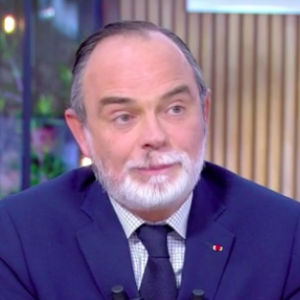 Edouard Philippe lors de l'émission C à vous sur France 5 du 8 février 2022