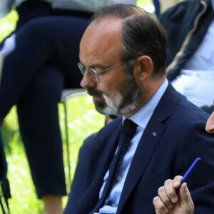 Le président français Emmanuel Macron accompagné du premier ministre Edouard Philippe prononce un discours lors d'une réunion avec les membres de la Convention des citoyens sur le climat (CCC) pour discuter des propositions environnementales au Palais de l'Elysée à Paris, France, 29 juin 2020