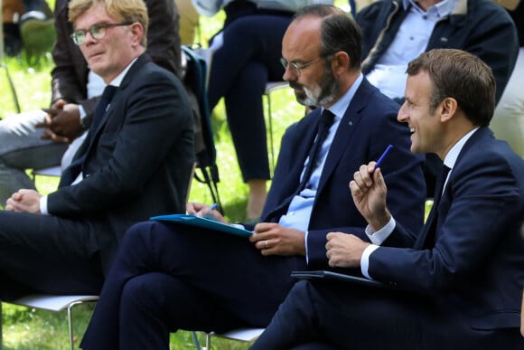 Le président français Emmanuel Macron accompagné du premier ministre Edouard Philippe prononce un discours lors d'une réunion avec les membres de la Convention des citoyens sur le climat (CCC) pour discuter des propositions environnementales au Palais de l'Elysée à Paris, France, 29 juin 2020