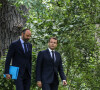 Le président français Emmanuel Macron accompagné du premier ministre Edouard Philippe prononce un discours lors d'une réunion avec les membres de la Convention des citoyens sur le climat (CCC) pour discuter des propositions environnementales au Palais de l'Elysée à Paris, France, 29 juin 2020.