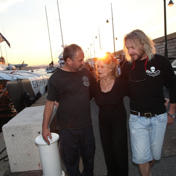 Brigitte Bardot pose avec l'équipage de Brigitte Bardot Sea Shepherd, le célèbre trimaran d'intervention de l'organisation écologiste, sur le port de Saint-Tropez, le 26 septembre 2014 en escale pour 3 jours à deux jours de ses 80 ans.