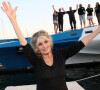 Brigitte Bardot pose avec l'équipage de Brigitte Bardot Sea Shepherd, le célèbre trimaran d'intervention de l'organisation écologiste, sur le port de Saint-Tropez